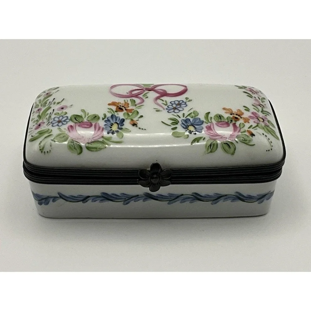 Limoges Peint Main Porcelain Hinged Floral Trinket Pill Box 3 3/8